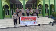 Sambut HUT Bhayangkara ke-79, Polsek Tapung Hilir Gelar Bakti Sosial Bersihkan Tempat Ibadah