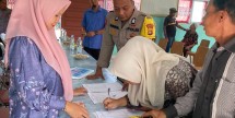 Kapolsek Tapung Hilir Kawal Penyaluran BLT Dana Desa Tahap II, Pastikan Aman dan Transparan
