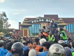 Affan Kurniawan Jadi Korban Rantis Brimob, Ratusan Mahasiswa dan Ojol Gelar Solidaritas di Mapolda Riau