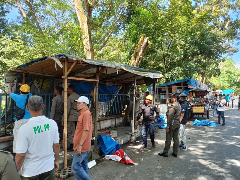 Satpol PP Tertibkan Puluhan PKL di Taman Kota Pekanbaru, Lapak Dibongkar demi Estetika Kota