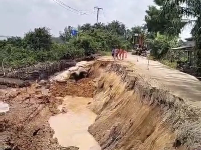 Longsor di Jalan Lintas Tembilahan-Rengat Ganggu Arus Lalu Lintas