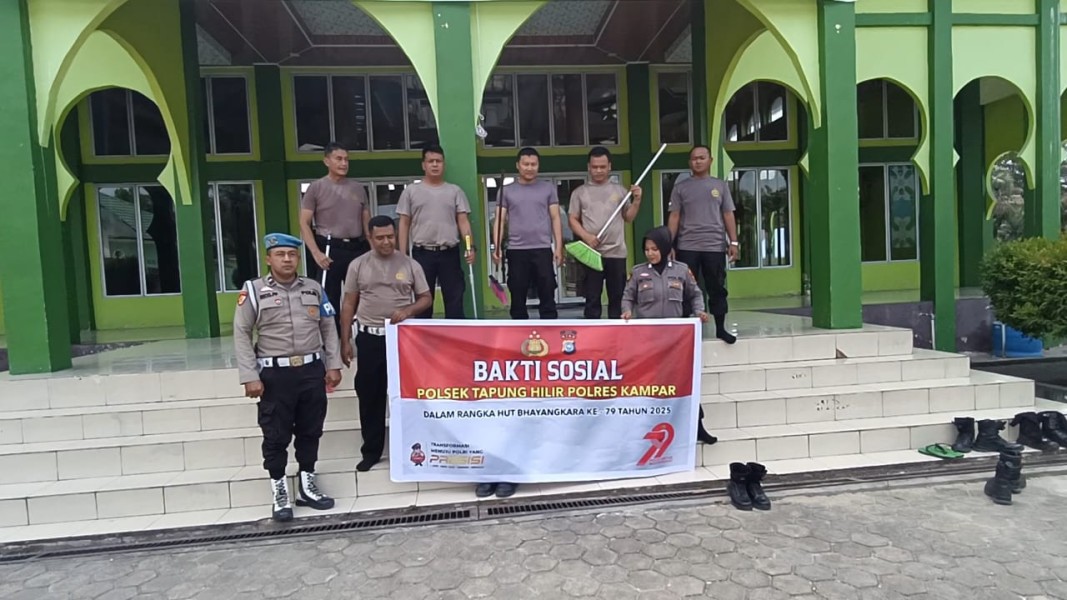 Sambut HUT Bhayangkara ke-79, Polsek Tapung Hilir Gelar Bakti Sosial Bersihkan Tempat Ibadah
