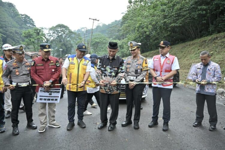 Segera Dibuka Gubernur Sumbar Meninjau Langsung Uji Coba Pembukaan Akses Jalan Lembah Anai