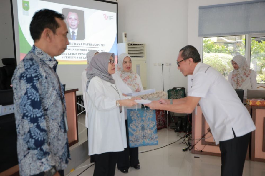 Pj Gubernur Riau Serahkan SK Pensiun kepada 45 PNS Pemprov Riau