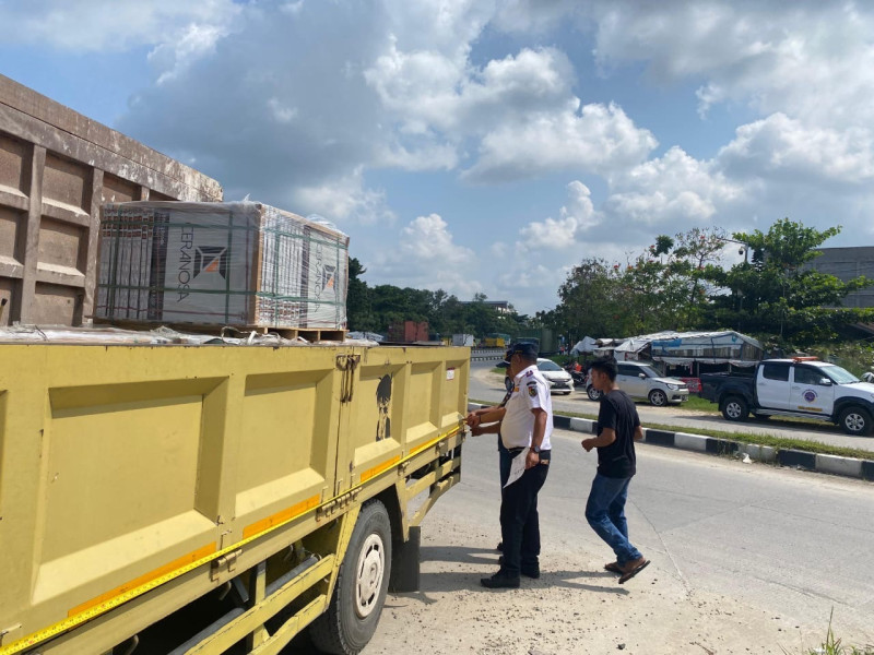 Dishub Pekanbaru Perketat Pengawasan Truk Bertonase Besar di Pintu Masuk Kota