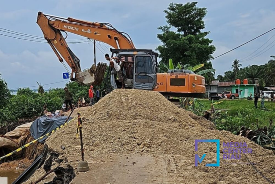 Jalan Lintas Inhu-Inhil Putus Total Akibat Longsor, Pemkab Inhil Lakukan Penanganan Darurat