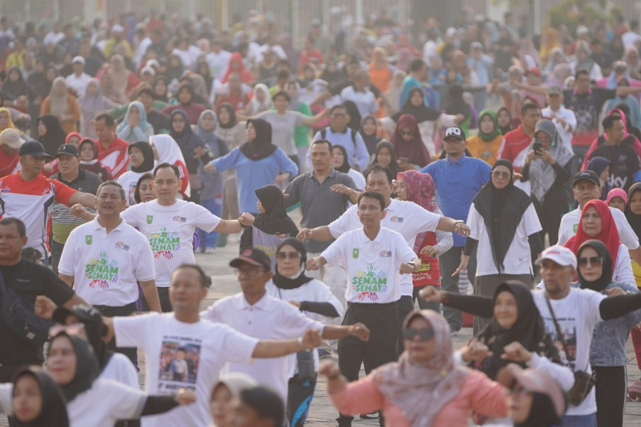 Ribuan Warga Meriahkan Senam HUT ke-67 Provinsi Riau di Halaman Kantor Gubernur