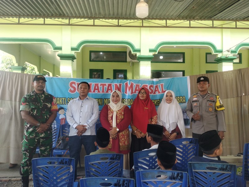 Sinergi TNI-Polri Kawal Khitanan Massal Tapung Hilir