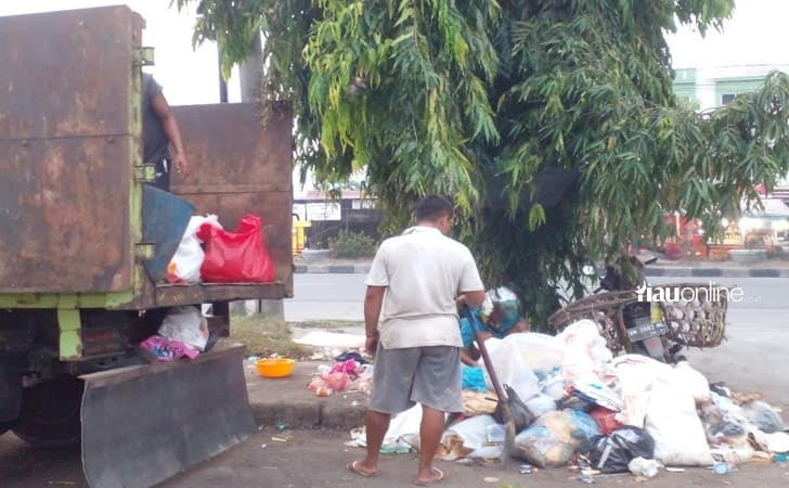 DLHK Pekanbaru Tegaskan Warga Harus Buang Sampah di TPS Resmi dan Sesuai Jadwal