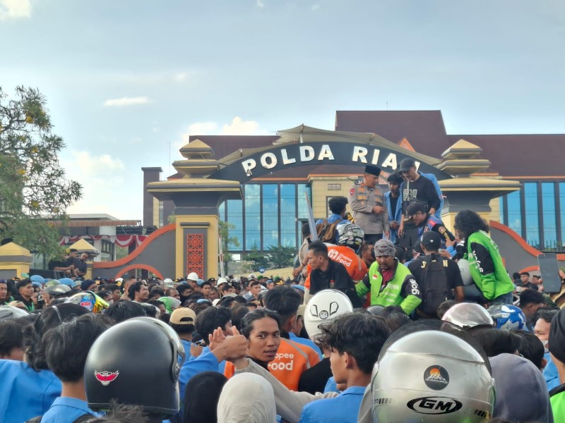 Affan Kurniawan Jadi Korban Rantis Brimob, Ratusan Mahasiswa dan Ojol Gelar Solidaritas di Mapolda Riau