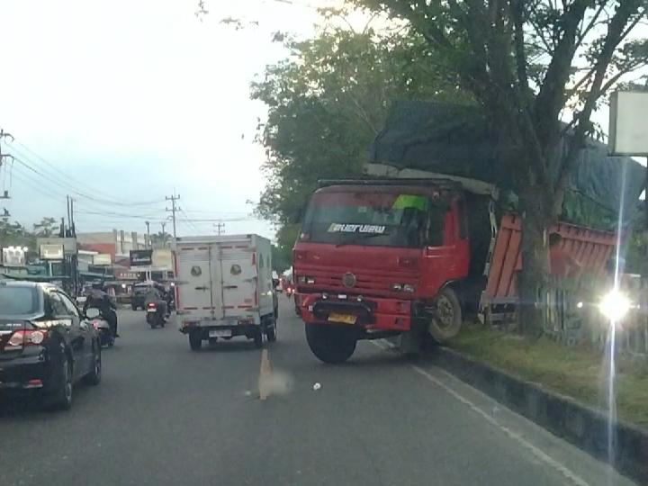 Gagal Rem, Truk Fuso Terjebak di Trotoar Jalan Soekarno-Hatta