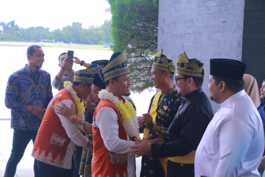Agung Nugroho dan Markarius Anwar Disambut Hangat dengan Prosesi Adat Melayu