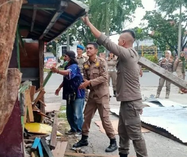 Satpol PP Pekanbaru Tertibkan Bangunan Liar di Jalan Soekarno Hatta